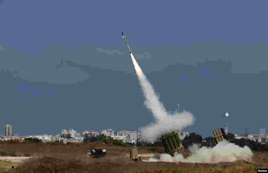 Peluncur roket Iron Dome mencegat roket lain di kota Israel selatan, Ashdod (9/7).&nbsp;(Reuters/Baz Ratner)