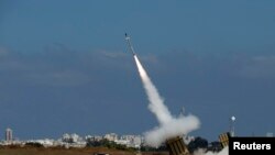 Pertahanan rudal 'Kubah Besi' Israel di kota Ashdod mencegat satu roket dari militan di Gaza, Kamis (10/7).