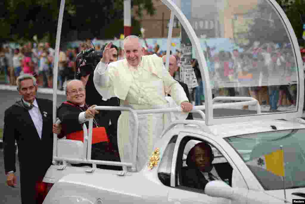 Papa Francis akaribishwa na Wacuba wakati akiwa njiani kutoka uwanja wa ndege wa Jose Marti kuelekea Nunciature mjini Havana, Jumamosi, Sept. 19, 2015.