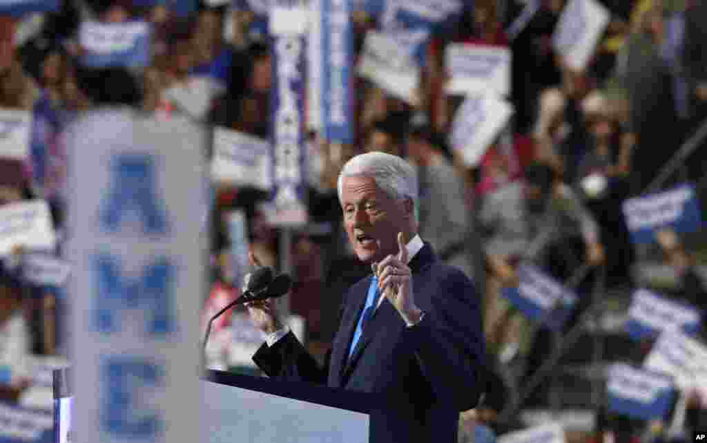 Mantan presiden AS Bill Clinton berbicara dalam hari kedua Konvensi Nasional Partai Demokrat di Philadelphia (26/7). (AP/Paul Sancya)