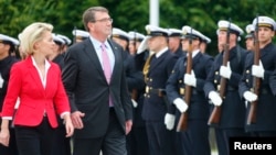 Bộ trưởng Quốc phòng Đức Ursual von der Leyen và Bộ trưởng Quốc phòng Mỹ Ashton Carter duyệt hàng quân danh dự trong một buổi lễ chào đón tại Bộ Quốc phòng ở Berlin, ngày 22/6/2015.