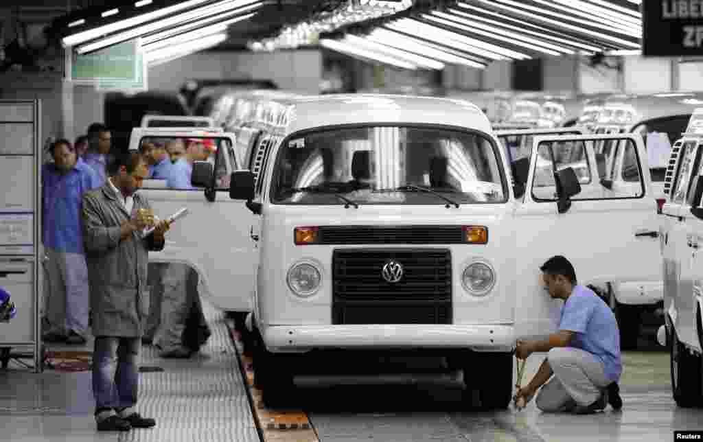 برازیل میں مشہور زمانہ فولکس ویگن کے ماڈل کومبی کی تیاری 20 دسمبر سے ختم ہوجائے گی جس کی وجہ 2014ء سے ملک میں گاڑیوں کی صنعت کے لیے نافذ ہونے والے نئے قوانین بتائے جاتے ہیں۔