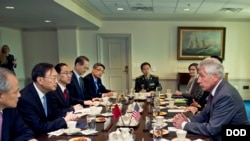美国国防部长哈格尔与中国国务委员杨洁篪2014年10月20日举行会晤。（美国国防部照片）