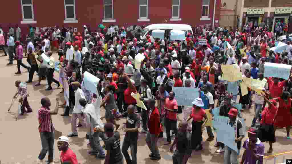 Des manifestants à Harare réclament des informations sur un militant d&#39;opposition disparu il y a un an, le 9 mars 2016.