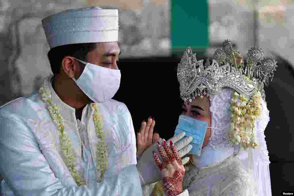 انڈونیشیا کے ایک جوڑے نے کرونا وائرس کے سامنے ہتھیار نہیں ڈالے اور آخر کار 11 اپریل کو دونوں نے جکارتہ میں شادی کرلی۔