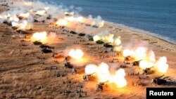 북한 전선포병부대들의 포병 타격훈련 장면을 지난 1일 관영 조선중앙통신이 공개했다. (자료사진)