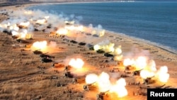 지난 1일 실시한 북한군 전선포병부대의 포사격 훈련 장면을 조선중앙통신이 공개했다.