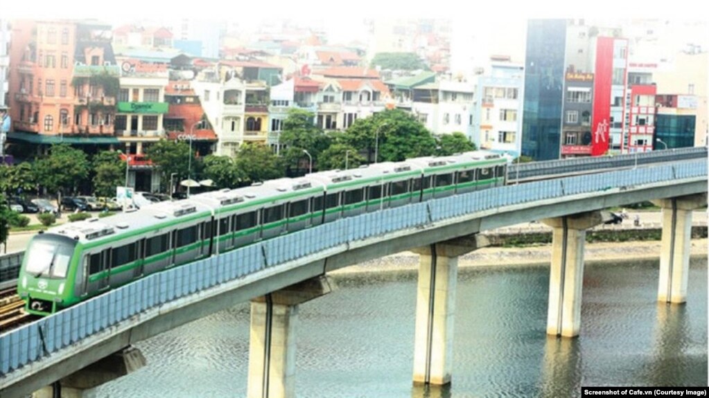 Tuyến đường sắt trên cao Cát Linh-Hà Đông trong thời gian vận hành thử ở Hà Nội. (Ảnh chụp màn hình Cafe.vn)