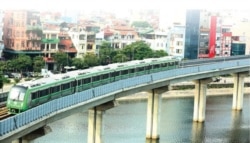 Tuyến đường sắt trên cao Cát Linh-Hà Đông trong thời gian vận hành thử ở Hà Nội. (Ảnh chụp màn hình Cafe.vn)