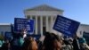 Los defensores del derecho al aborto y los manifestantes contra el aborto se manifiestan frente a la Corte Suprema de los EE. UU. En Washington, DC, el 1 de diciembre de 2021.