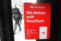 Tanda DoorDash di sebuah restoran di wilayah Manhattan, New York City, New York, AS, 9 Desember 2020. (REUTERS/Carlo Allegri)