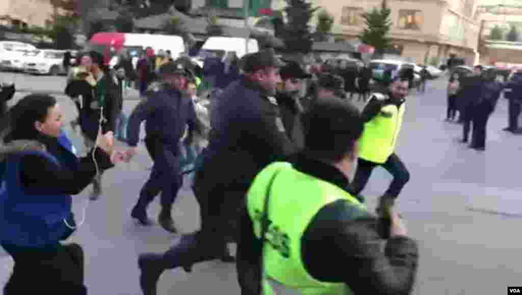 Bakıda MSK qarşısında aksiya, deputatlığa namizədlər saxlanılır