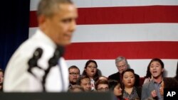 En una reciente visita que Barack Obama realizó a San Francisco, California, votantes hispanos reclamaron al mandatario parar las deportaciones.