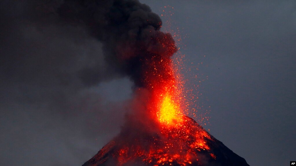 Núi lửa Mayon ở Philippines phun trào. Ảnh chụp ngày 23/1/2018 từ thành phố Legazpi, tỉnh Albay, cách Manila 340 km. (AP Photo/Bullit Marquez)