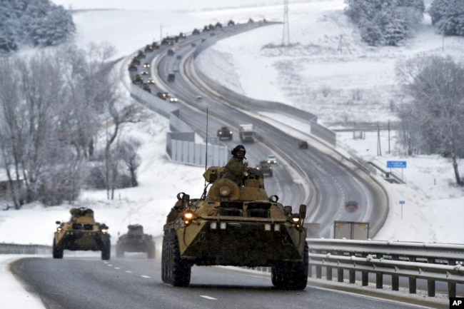 ARHIVA - Konvoj ruskih vojnih vozila na autoputu na Krimu, 18. januara 2022.