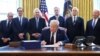 Trump Ekonomik Teşvik Paketini İmzaladı