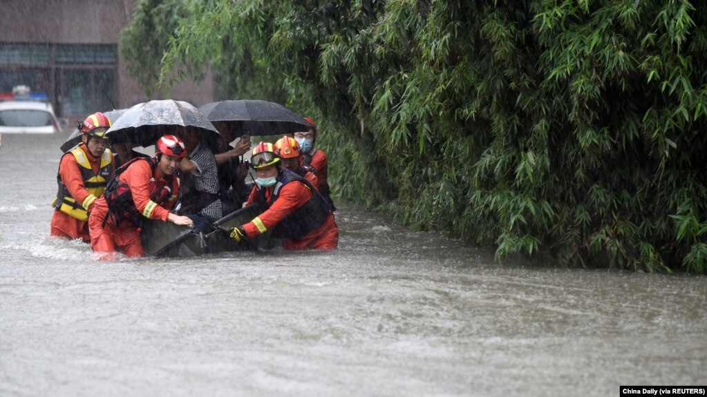 中国安徽救援人员在大雨中疏散合肥居民。（2021年7月8日）(photo:VOA)