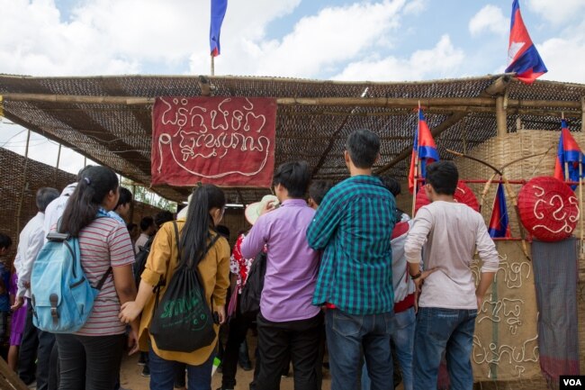 ទិដ្ឋភាព​ទូទៅ​នៃ​កម្មវិធី​ «បុណ្យភូមិ» ត្រូវបាន​រៀបចំ​ឡើង​ដើម្បី​បញ្ជ្រាប​ការ​យល់ដឹង​អំពី​ទម្រង់​វប្បធម៌​បុរាណ​ដល់​យុវជន​កម្ពុជា​ ក្នុង​វត្ត​ទួល​ក្រសាំង ​ខេត្ត​កណ្តាល​ នៅ​ថ្ងៃទី​៧ ខែ​មេសា​ ឆ្នាំ​២០១៧។ (ហ៊ាន សុជាតា/ VOA)