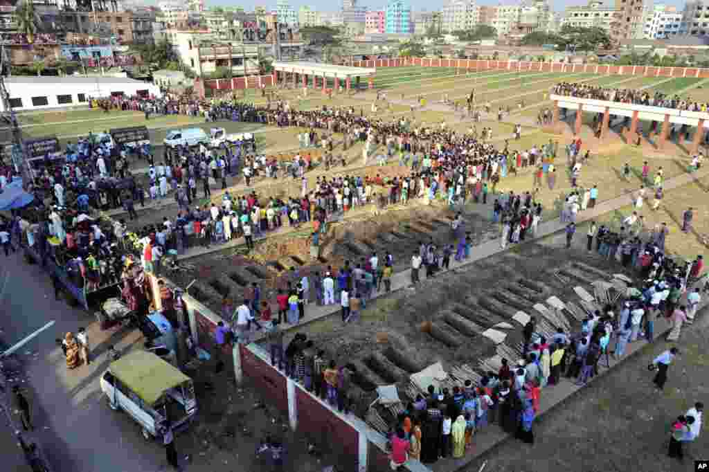 Bangladeshis prepare to bury the bodies of some of the victims of Saturday's fire in a garment factory in Dhaka, Bangladesh, November 27, 2012.