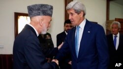 Kerry se reunió con el presidente afgano, Hamid Karzai, para buscar una salida a la crisis por denuncias de fraude electoral.
