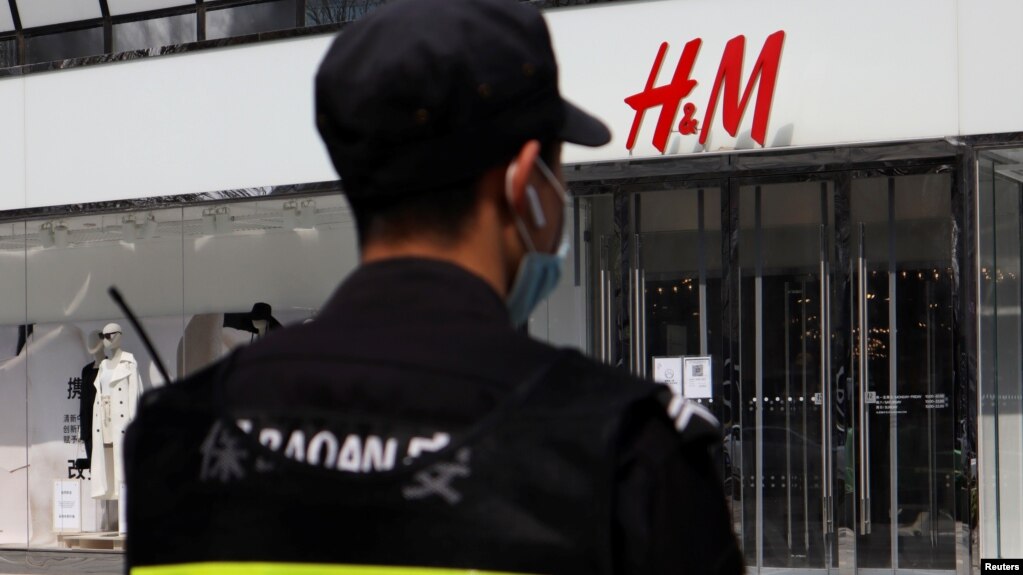 一名保安站在瑞典时装零售商H&M在北京的一家商店外。（2021年3月25日）(photo:VOA)
