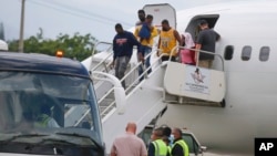 Migran Haiti yang dideportasi dari Texas tiba di bandara Toussaint Louverture di Port au Prince, Haiti. 