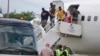Inmigrantes haitianos que fueron deportados desde EE. UU. el 19 de septiembre de 2021 llegan al Aeropuero Internacional Toussaint Louverture en Puerto Príncipe, la capital de Haití.