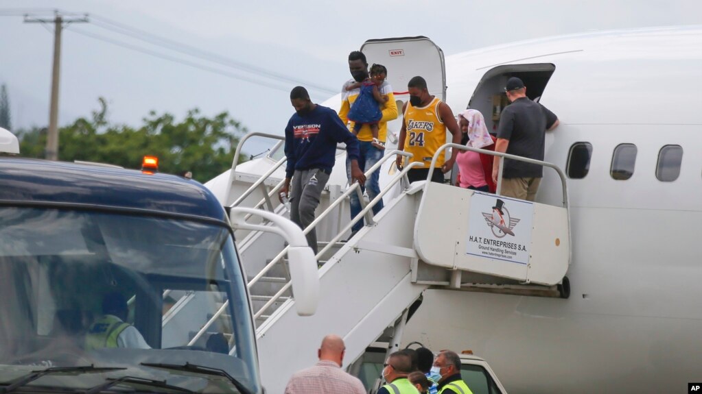 被驱离的海地移民抵达海地首都太子港（2021年9月19日）(photo:VOA)