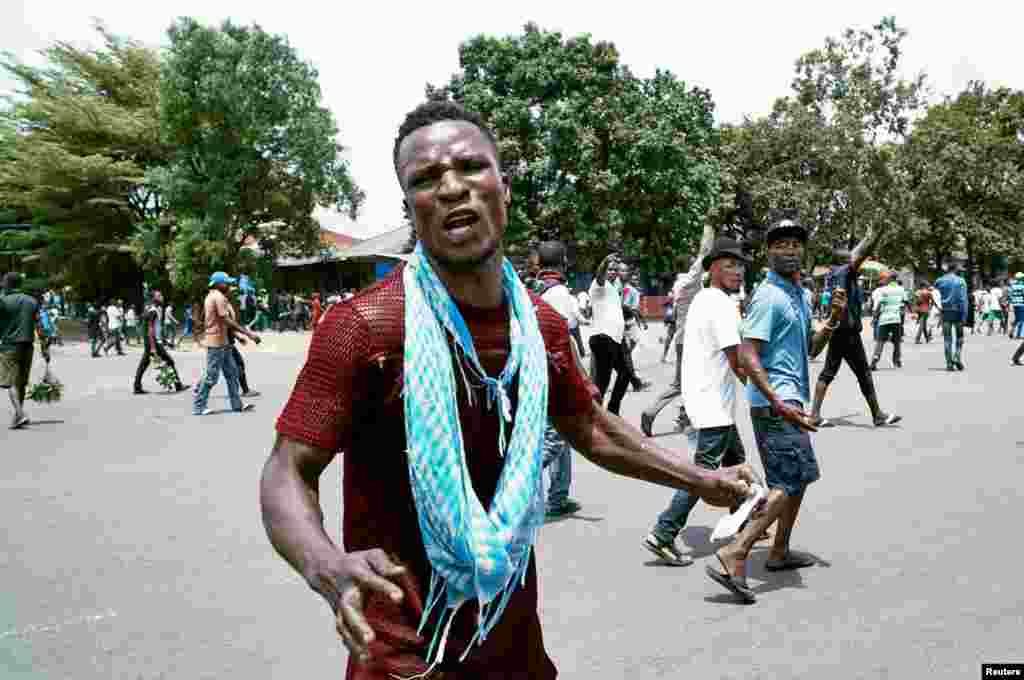 L'opposition congolaise proteste dans les rues de Kinshasa pour pousser vers la sortie Joseph Kabila, à Kinshasa, RDC, le 19 septembre 2016. 