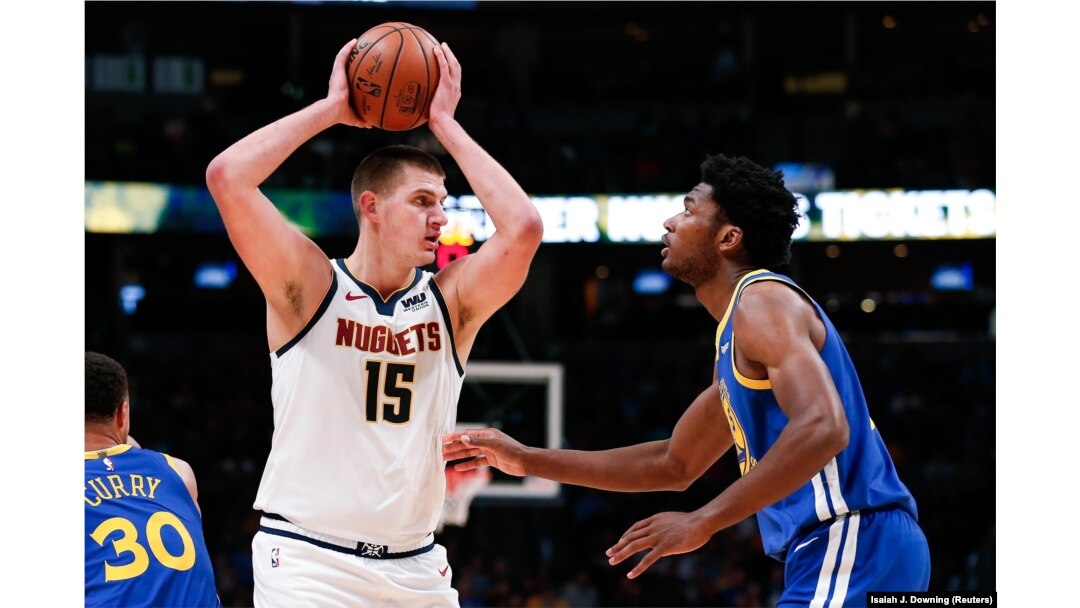 Nikola Jokić (Denver) u duelu sa Demijanom Džonsom (Golden Stejt) (Foto: Reuters/Isaiah J. Downing-USA TODAY Sports)