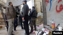 Các chiến binh Quân đội Giải phóng Syria trong một khu vực bị bao vây ở Homs, 9/3/13