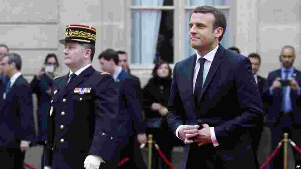 Emmanuel Macron arrive à l'Elysée pour la passation de pouvoirs, le 14 mai 2017. 