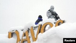 Nhân viên an inh canh giữ trên nóc một khách sạn trong thời gian Diễn đàn Kinh tế Thế giới (WEF) ở Davos, Thụy Sĩ (ảnh tư liệu ngày 22/1/2018)
