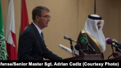 Menteri Pertahanan AS Ash Carter dalam konferensi pers bersama Sekjen GCC, Jenderal Abdullatif bin Rashid Al Zayani di Riyadh, Arab Saudi (20/4).