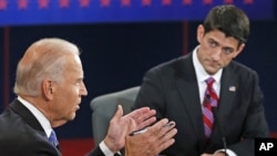 ຮອງປະທານາທິບໍດີສະຫະລັດ ທ່ານ Joe Biden (ຊ້າຍ) ແລະຜູ້ສະມັກເປັນຮອງປະທານາທິບໍດີ ຂອງພັກຣີພັບບລີກັນ ສະມາຊິກສະພາຕໍ່າ Paul Ryan ຈາກລັດວິສຄອນຊິນ ພວມໂຕ້ວາທີກັນ ທີ່ເມືອງ Danville ລັດ Kentucky (11 ຕຸລາ 2012)