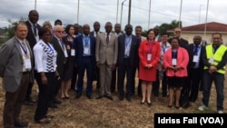 Le président de la CENAP avec des observateurs à Libreville, le 30 août 2016 (VOA/Idriss Fall)