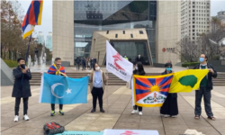 Aktivis Tibet di Taipei memegang spanduk bertuliskan “Boikot Olimpiade Beijing” di depan Bank of China. (Foto: Facebook)