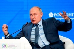 Presiden Rusia Vladimir Putin memberi isyarat saat berbicara pada sesi pleno Pekan Energi Rusia di Moskow, Rusia, 13 Oktober 2021. (Foto: AP)