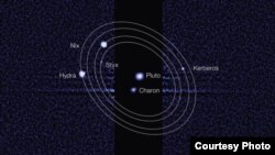 Aunque lo orbitan cinco lunas, el planeta “enano” solo tiene de diámetro 2 mil 300 kilómetros.