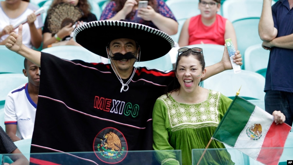 Aficionados mexicanos celebran el triunfo de su selección masculina sobre Fiji, a la que derrotó 5-1,