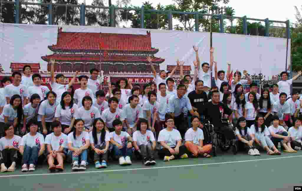 中國民運人士方政(坐輪椅者)與參加廣場體驗營的學生及支聯會幹事合照