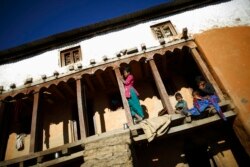 نیپال کے کچھ علاقوں میں مقامی رسوم کے مطابق عورتوں کو پیریڈز کے دوران اپنے گھر سے دور الگ تھلگ رہنے پر مجبور کیا جاتا ہے۔ فوٹو رائٹرز