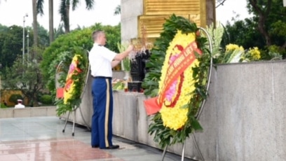 Tùy viên Quân sự Mỹ ở Hà Nội đặt vòng hoa tại Đài tưởng niệm anh hùng liệt sĩ Bắc Sơn, 27/7/2020