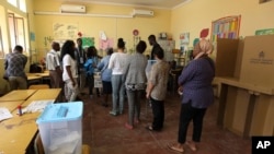 Voters queue up to cast ballots in presidential elections in Luanda, Angola, Aug. 23, 2017. Defense Minister, Joao Lourenco was the front-runner to succeed President Jose Eduardo dos Santos, who will step down after 38 years in power. 