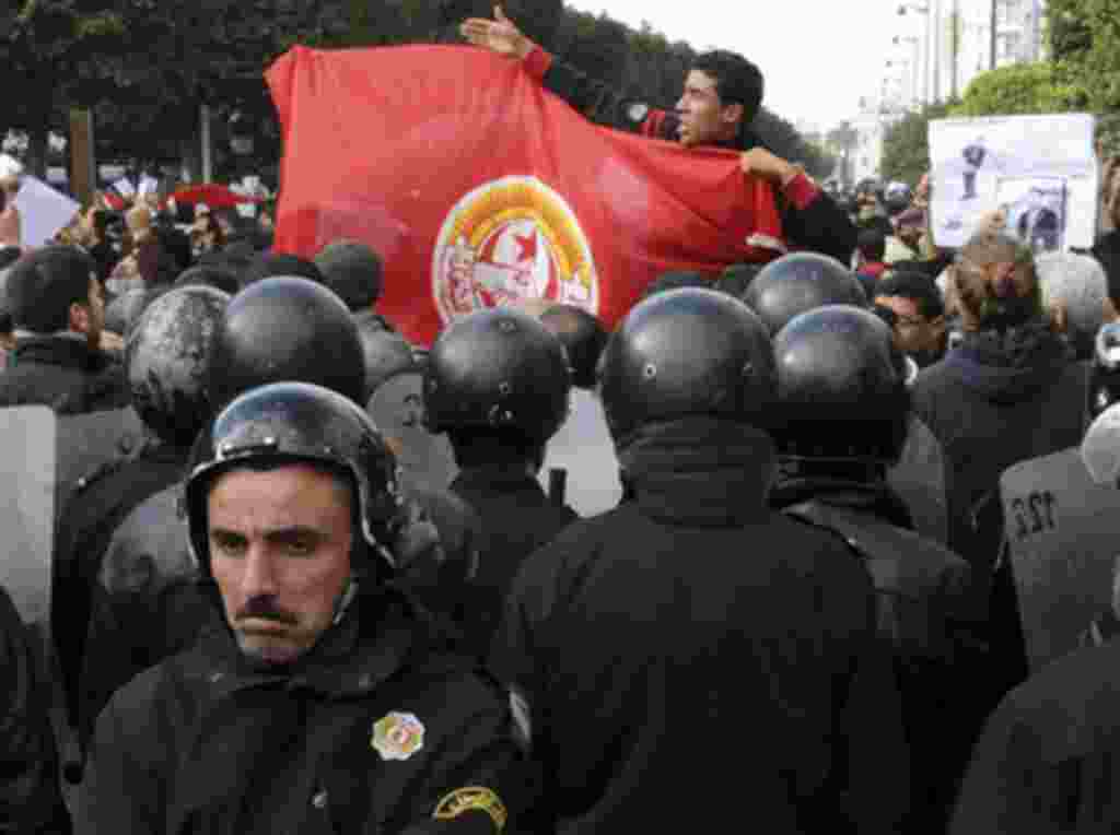 Demonstrators gather outside the Interior Ministry in Tunis, 21 Jan 2011