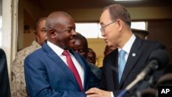 Le président Pierre Nkurunziza du Burundi, à gauche, et le secrétaire général de l’ONU, Ban Ki-moon, à droite, se serrent la main lors d'une conférence de presse conjointe à Bujumbura, Burundi, 23 février 2016. 