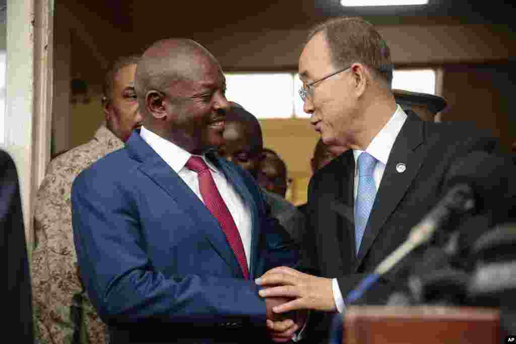 Le sécrétaire général de l&#39;ONU Ban Ki-moon, et le président Pierre Nkurunziza du Burundi se serrent la main lors d&#39;une conférence de presse à Bujumbura, le 23 février 2016.