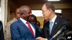 Le président burundais Pierre Nkurunziza et le secrétaire général de l'ONU, Ban Ki moon, Bujumbura, le 23 février 2016