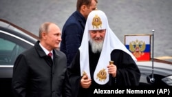 У повідомленні, викладеному  на сайті Кремля, мовиться, що припинення вогню оголошується на пропозицію предстоятеля РПЦ патріарха Кирила (Гундяєва).