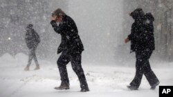 Pedestrians cross the street in downtown Boston, Jan. 4, 2018. A massive winter storm swept from the Carolinas to Maine on Thursday in the United States. (AP Photo/Michael Dwyer)
